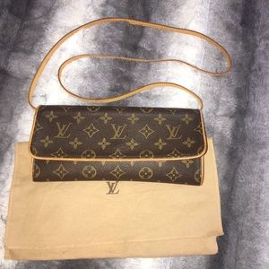 Louis Vuitton Twin Pochette. Authentic